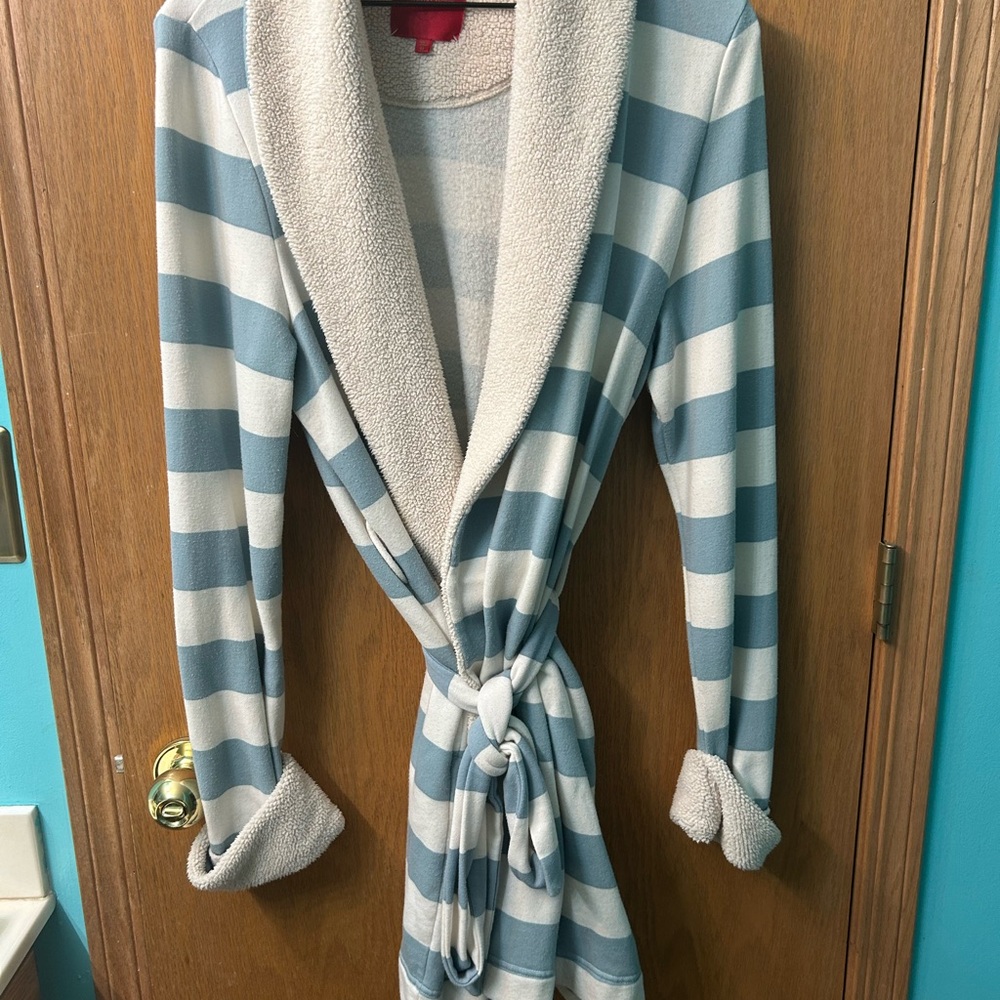 Victoria’s Secret robe Sherpa Medium striped Women's Robe blue and white